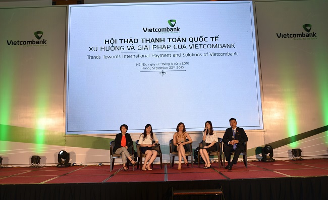 Ban chủ tọa Vietcombank và khách mời giải đáp các câu hỏi, thắc mắc của các khách hàng