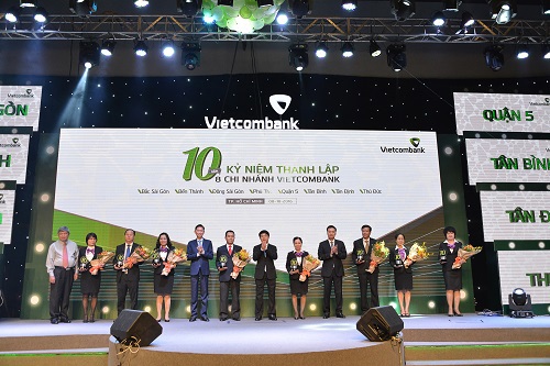 Lãnh đạo Vietcombank  và Lãnh đạo TP. Hồ Chí Minh trao tặng kỷ niệm chương cho Giám đốc 8 Chi nhánh Vietcombank