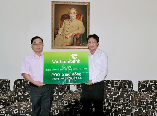 Đại diện Công đoàn Vietcombank ( bên phải) trao 200 triệu đồng cho Tổng biên tập Báo Tiền Phong Lê Xuân Sơn