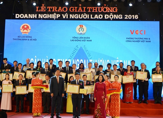 Ông Đào Minh Tuấn – Phó Tổng giám đốc, Chủ tịch Công đoàn Vietcombank nhận giải thưởng “Doanh nghiệp vì Người lao động” năm 2016