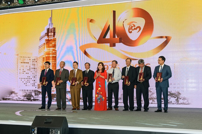 Bà Trương Thị Thuý Nga - Phó TGĐ Vietcombank kiêm Giám đốc chi nhánh TP.Hồ Chí Minh (đứng giữa) tặng quà tri ân cho các đồng chí lãnh đạo Vietcombank qua các thời kỳ