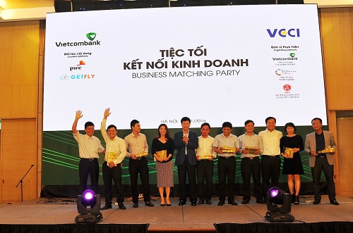 Ông Phạm Mạnh Thắng - Phó Tổng Giám đốc Vietcombank (thứ 5 từ trái sang) tặng quà cho đại diện các doanh nghiệp tham dự Hội thảo.