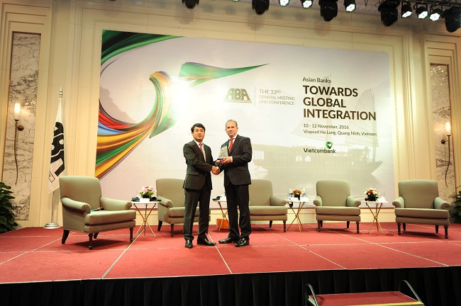 Ông Nghiêm Xuân Thành – Chủ tịch Hội đồng quản trị Vietcombank, Phó Chủ tịch Hiệp hội Ngân hàng Châu Á (bên trái) trao kỷ niệm chương cho ông Andrew Healy – Điều phối viên chương trình, Tổng giám đốc Bank of Maldives