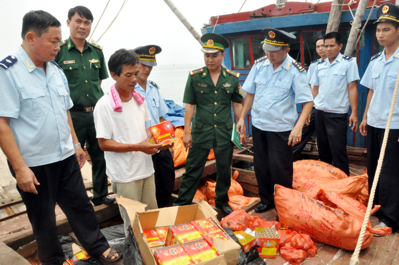 Hải quan Quảng Ninh bắt giữ pháo nổ buôn lậu nguồn gốc Trung Quốc.