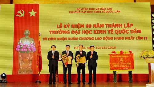 Ông Phạm Thanh Hà – Phó Tổng giám đốc Vietcombank ( thứ 2 từ trái sang) nhận kỷ niệm chương từ Ban lãnh đạo nhà trường