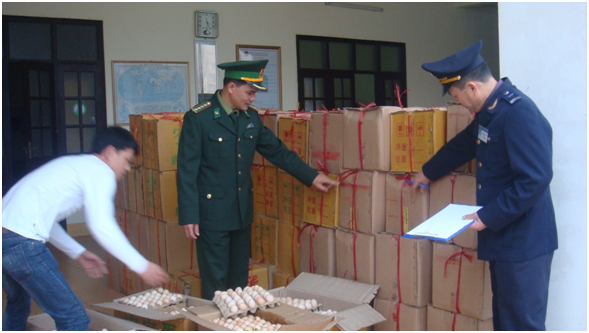 Cán bộ Hải quan Quảng Ninh phối hợp cùng lực lượng Bộ đội Biên phòng kiểm tra hàng hóa