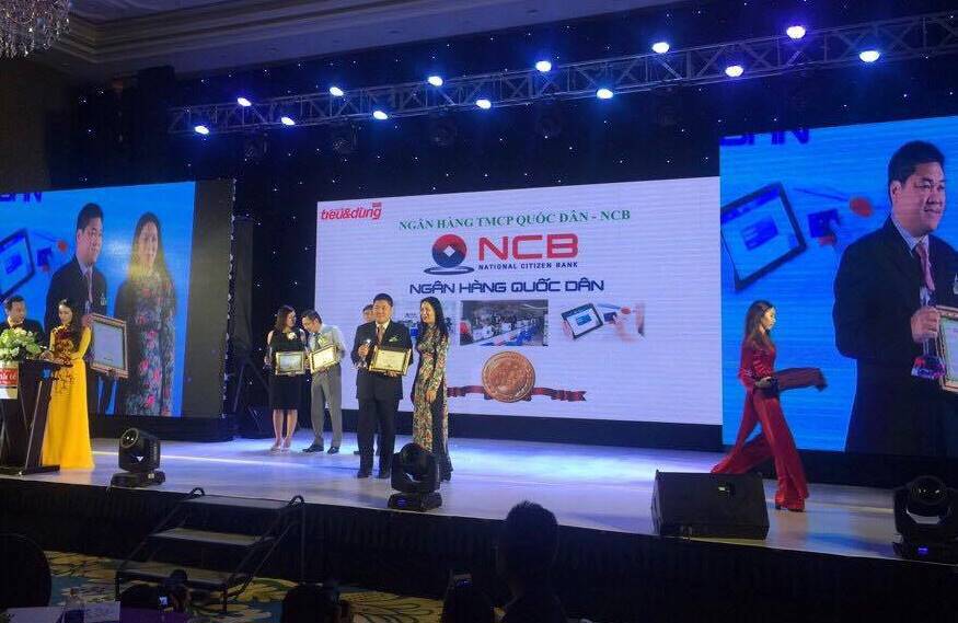 Đại diện NCB nhận giải thưởng Tin và Dùng Việt Nam 2016