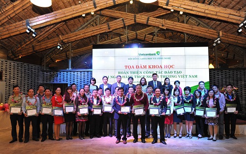 Ban lãnh đạo Vietcombank chụp ảnh lưu niệm cùng các học viên