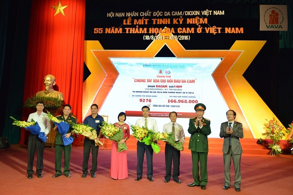 Tổng giám đốc Phạm Quang Dũng (thứ 4 từ phải sang) tham dự lễ mít tinh kỷ niệm 55 năm thảm họa da cam ở Việt Nam