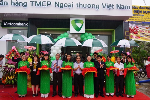 Lãnh đạo địa phương và Lãnh đạo Vietcombank Phú Yên cắt băng khai trương Phòng giao dịch Sông Hinh