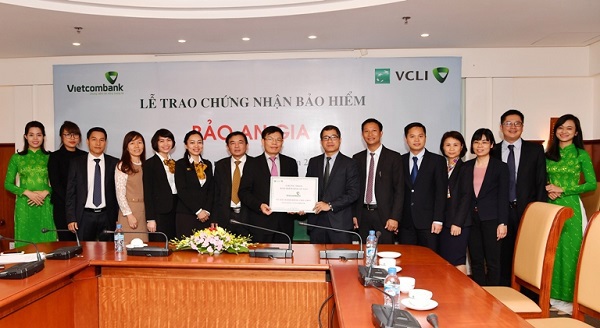 Ông Vũ Tuấn Minh – Phó Tổng giám đốc VCLI (thứ 7 từ phải sang) trao Chứng nhận Bảo hiểm Bảo An Gia cho ông Đào Minh Tuấn – Phó Tổng giám đốc, Chủ tịch Công đoàn Vietcombank (thứ 8 từ trái sang) – đại diện cho hơn 10.000 người lao động tại Vietcombank được