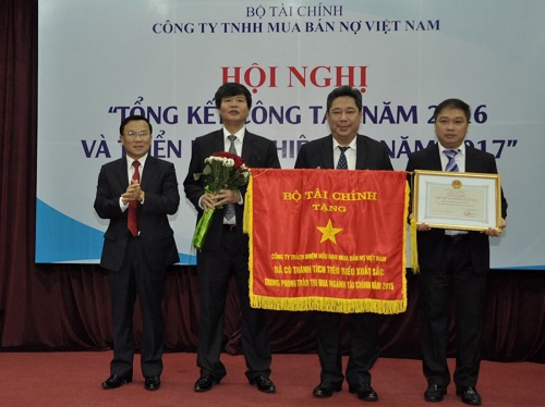 Thứ trưởng Bộ Tài chính Trần Văn Hiếu trao tặng Cờ Thi đua của Bộ Tài chính cho DATC