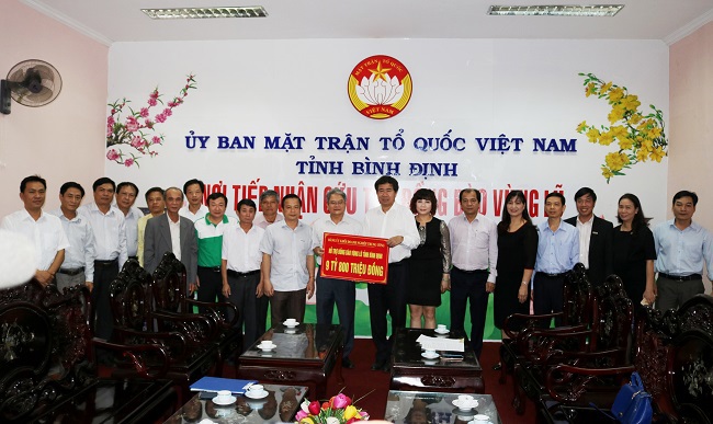  Ông Trần Hữu Bình-Phó Bí thư Đảng ủy Khối DN TW (thứ 8 từ phải sang) trao tiền ủng hộ đến UBMTTQ Việt Nam tỉnh Bình Định