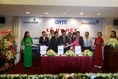 Đại diện  các ngân hàng Vietcombank Nha Trang, Vietinbank Khánh Hòa và CRTC ký kết Hợp đồng tín dụng tài trợ vốn cho Dự án Nhà ga hành khách quốc tế - Cảng hàng không quốc tế Cam Ranh