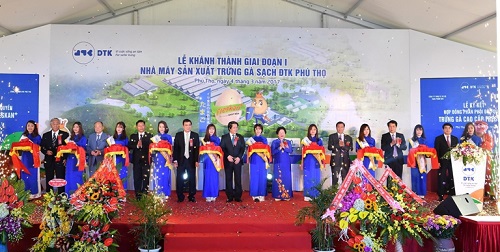 (1)	Ông Nghiêm Xuân Thành – Chủ tịch HĐQT Vietcombank (thứ 2 từ phải sang) cùng các đại biểu cắt băng khánh thành Nhà máy sản xuất trứng gà sạch ĐKT Phú Thọ