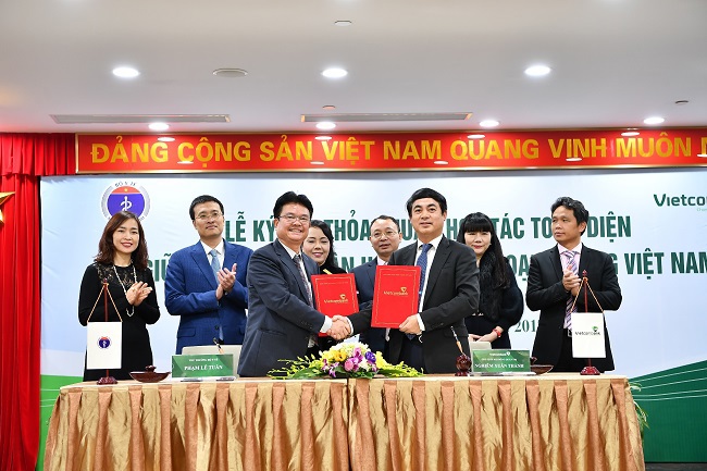 Ông Nghiêm Xuân Thành - Chủ tịch HĐQT  Vietcombank và ông Phạm Lê Tuấn - Thứ trưởng Bộ Y tế ký kết thỏa thuận hợp tác toàn diện giữa 2 bên