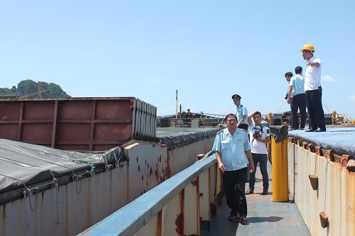 Hải quan Quảng Ninh kiểm tra tàu vận chuyển quặng, khoáng sản