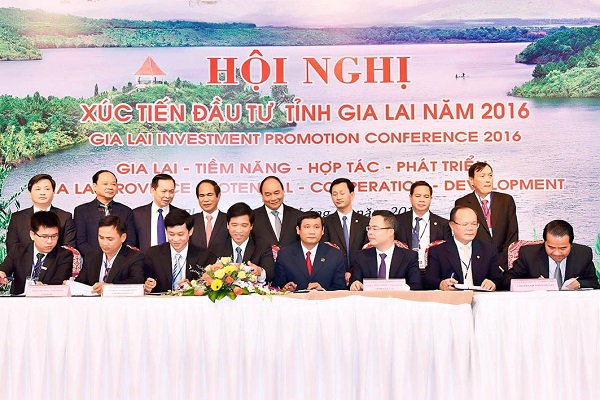 Giám đốc Vietcombank Gia Lai (thứ tư từ trái sang) ký Hợp đồng tài trợ cho các dự án tại tỉnh Gia Lai trước sự chứng kiến của Thủ tướng Chính phủ Nguyễn Xuân Phúc và các đại biểu