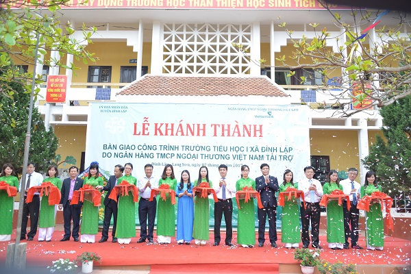 Lãnh đạo tỉnh Lạng Sơn và Vietcombank cắt băng khánh thành công trình Trường Tiểu học 1 xã Đình Lập