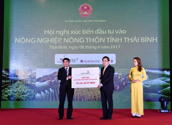 Chủ tịch HĐQT Vietcombank Nghiêm Xuân Thành (ngoài cùng bên trái) trao tặng 4 tỷ đồng xây dựng 80 căn nhà cho hộ nghèo tỉnh Thái Bình