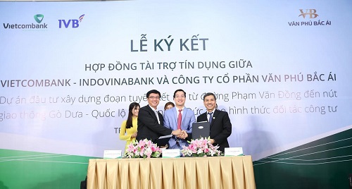 Ông Nguyễn Văn Phương – Giám đốc Vietcombank Thủ Thiêm (hàng đầu bên trái) và đại diện Indovinabank, Công ty cổ phần Văn Phú Bắc Ái ký kết hợp đồng tài trợ tín dụng