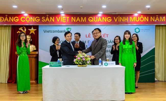 Ông Đặng Hoài Đức – Giám đốc Vietcombank TP. Hồ Chí Minh (hàng đầu bên trái) và  ông Lê Văn Minh – Tổng giám đốc Công ty cổ phần Đầu tư Địa ốc Vạn Phúc, thành viên HĐQT Tập đoàn Đại Phúc (hàng đầu bên phải) ký thoả thuận hợp tác toàn diện