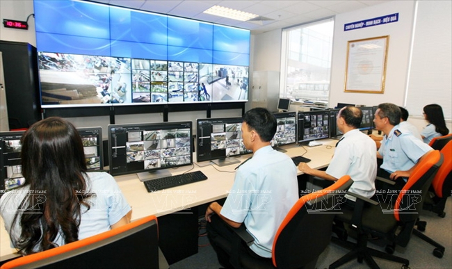 Phòng điều hành của Chi cục Hải quan Nhà ga Quốc tế Nội Bài T2 được trang bị những thiết bị hiện đại và tiên tiến. Nguồn: TTXVN