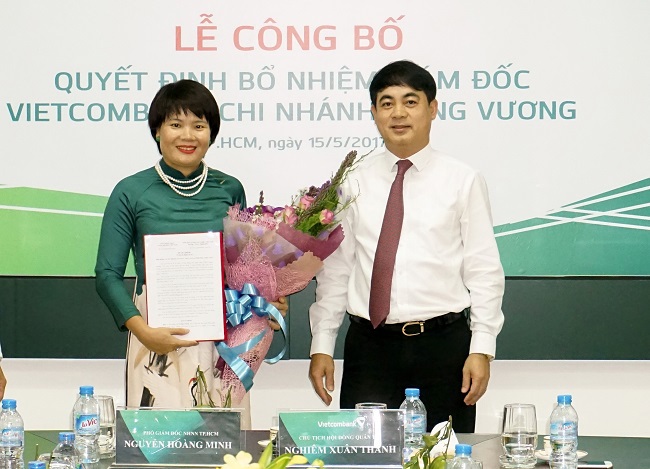 Ông Nghiêm Xuân Thành – Bí thư Đảng ủy, Chủ tịch HĐQT Vietcombank (bên phải) trao Quyết định bổ nhiệm cho bà Vũ Đại Thắng - tân Giám đốc Vietcombank Hùng Vương