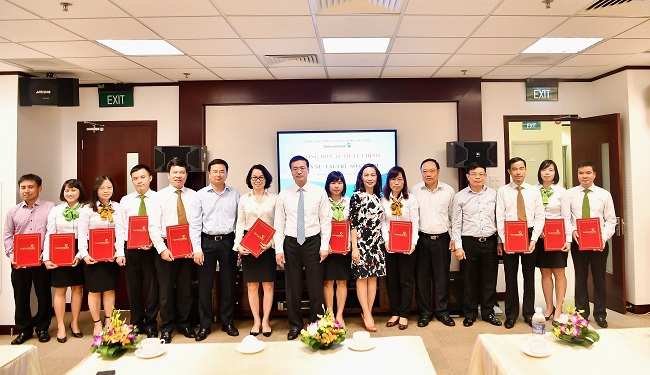 Ban lãnh đạo Vietcombank chụp hình lưu niệm cùng các cán bộ được điều động và bổ nhiệm