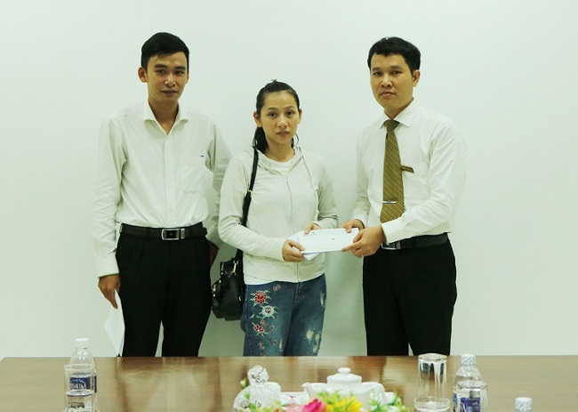 Ông Nguyễn Văn Duy - TP.DVKH (ngoài cùng bên phải) và ông Võ Minh Niềm – Cán bộ Phòng Kế toán (ngoài cùng bên trái) đại diện Vietcombank Bến Tre trao lại tài sản cho khách hàng