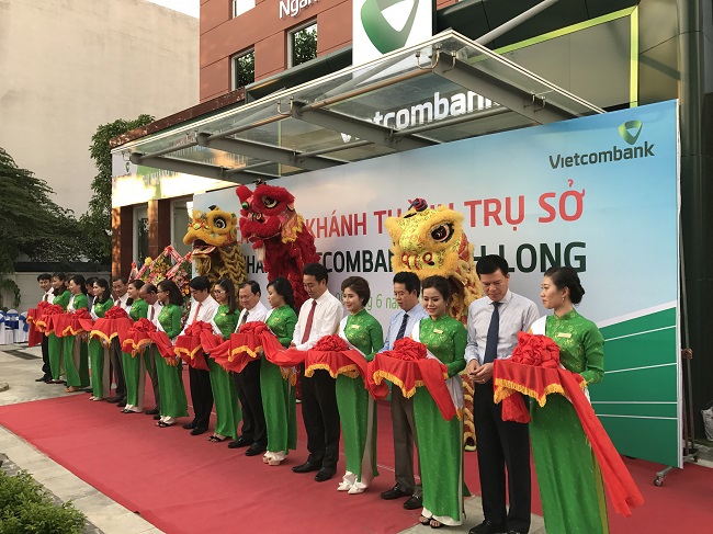 Lãnh đạo địa phương và lãnh đạo Vietcombank cắt băng khánh thành Trụ sở Vietcombank Vĩnh Long