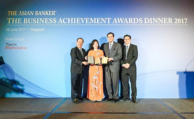 Đại diện Vietcombank, bà Vũ Thị Bích Thu – Trưởng Văn phòng đại diện tại Singapore nhận giải thưởng của The Asian Banker