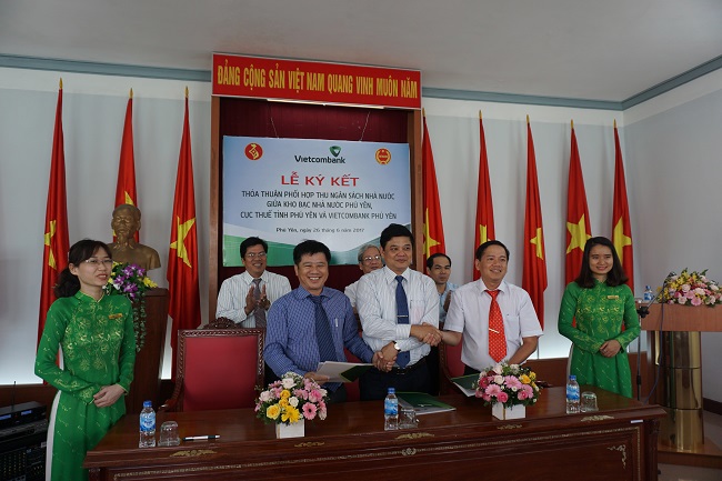 Đại diện lãnh đạo Vietcombank Phú Yên và KBNN tỉnh Phú Yên, Cục Thuế tỉnh Phú Yên ký kết thỏa thuận hợp tác phối hợp thu NSNN
