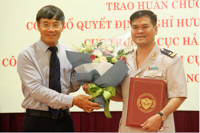 Phó Tổng cục trưởng Tổng cục Hải quan trao Quyết định bổ nhiệm Cục trưởng Cục Hải quan Quảng Ninh cho đồng chí Bùi Văn Khắng.