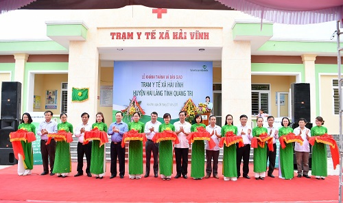 Đại diện lãnh đạo Ngân hàng Nhà nước Việt Nam, Lãnh đạo tỉnh Quảng Bình, Lãnh đạo Vietcombank thực hiện nghi thức cắt băng khánh thành Trạm y tế xã Hải Vĩnh