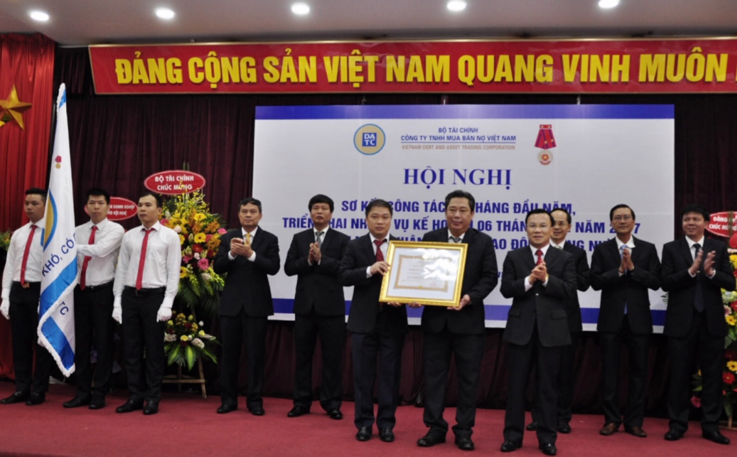 Thứ trưởng Bộ Tài chính Trần Văn Hiếu trao tặng Huân chương Lao động hạng nhì cho công ty DATC