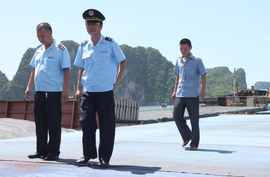 Cán bộ hải quan Quảng Ninh kiểm tra tàu vận chuyển than, quặng. Ảnh: HQQN