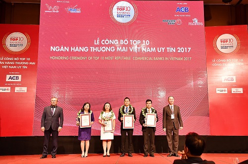 Đại diện Vietcombank (thứ 2 từ phải sang) nhận giải thưởng ngân hàng uy tín nhất năm 2017