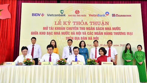 Ông Hồ Văn Tuấn - Giám đốc Vietcombank Sở giao dịch (hàng đầu, thứ 2 từ trái sang) ký kết mở TKCT với Văn phòng KBNN Hà Nội