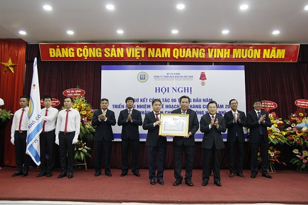 Đồng chí Trần Văn Hiếu - Ủy viên Ban cán sự Đảng, Thứ trưởng Bộ Tài Chính tra tặng huân chương và bằng khen lao động hạng nhì cho Công ty TNHH Mua bán nợ Việt Nam (ngày 13/7/2017)