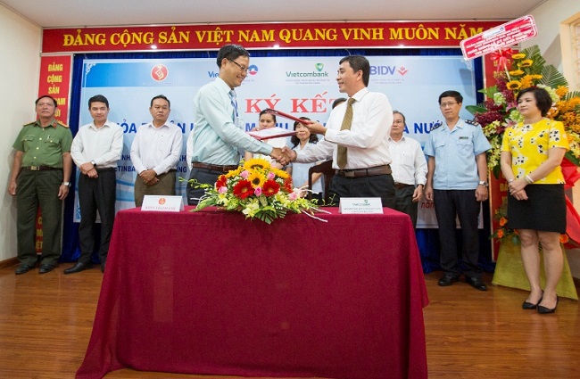 Ông Trần Thanh Hải - Phó Giám đốc Vietcombank Đà Nẵng ( bên phải) đại diện ký thoả thuận hợp tác với KBNN quận Thanh Khê