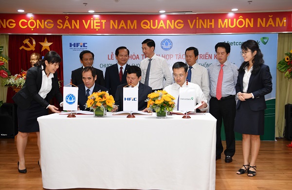 Ông Phạm Quang Dũng - Tổng giám đốc Vietcombank (hàng đầu, ngoài cùng bên phải) cùng lãnh đạo HFIC và Sawaco ký kết thỏa thuận hợp tác