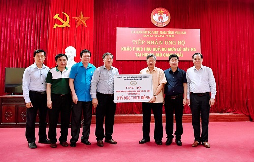 Ông Nguyễn Văn Tân - Phó Chủ tịch Thường trực Công đoàn  Ngân hàng Việt Nam trao kinh phí hỗ trợ nhân dân huyện Mù Cang Chải