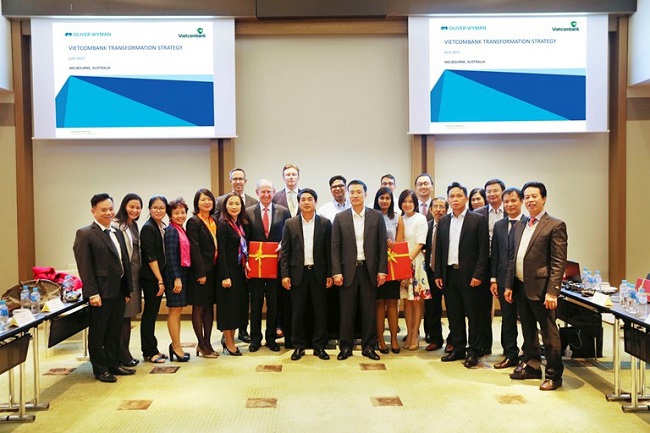 Các đại biểu chụp hình lưu niệm tại phiên bế mạc Hội thảo  “Chiến lược và Chuyển đổi của Vietcombank” tại Australia 