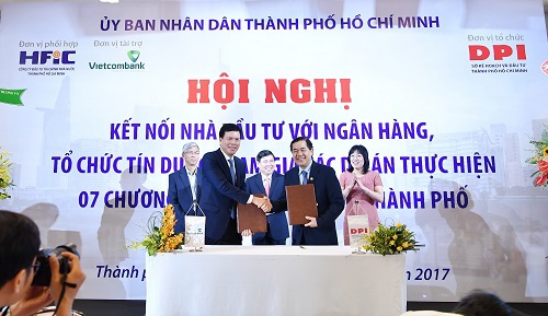 Ông Phạm Mạnh Thắng - Phó Tổng Giám đốc Vietcombank (bên trái) và ông Sử Ngọc Anh - Giám đốc Sở Kế hoạch và Đầu tư TP. Hồ Chí Minh (bên phải) ký kết thoả thuận hợp tác toàn diện giữa 2 bên