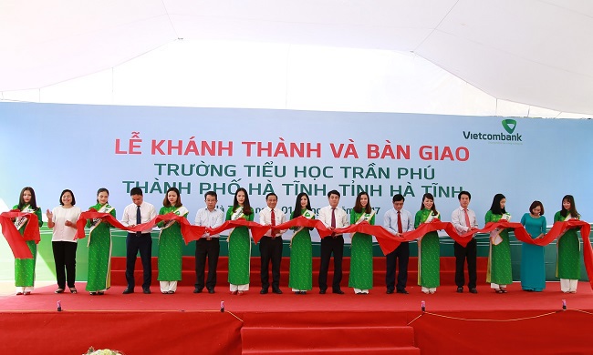 Các đại biểu cắt băng khánh thành Trường tiểu học Trần Phú (Hà Tĩnh)