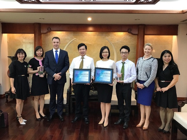 Đại diện Vietcombank nhận giải thưởng tỷ lệ điện đạt chuẩn STP do Ngân hàng JP Morgan Chase trao tặng