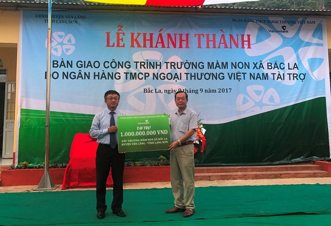 Ông Lê Hồng Tâm  – Giám đốc Vietcombank Lạng Sơn (bên trái) trao tượng trưng số tiền 1 tỷ đồng tài trợ của Vietcombank để xây dựng Trường mầm non xã Bắc La