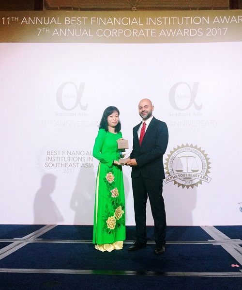 Đại diện Vietcombank, Bà Vũ Thị Bích Thu – Trưởng Văn phòng đại diện tại Singapore nhận giải thưởng “Ngân hàng tốt nhất Việt Nam” năm 2017 của Tạp chí Alpha SEA