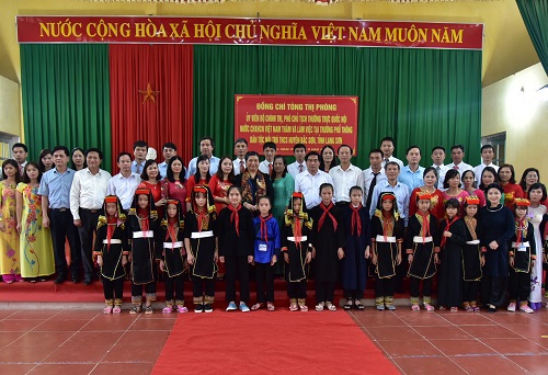 Phó Chủ tịch thường trực Quốc hội Tòng Thị Phóng cùng Đoàn công tác của Quốc hội và lãnh đạo Vietcombank chụp ảnh lưu niệm cùng các thầy cô giáo và các em học sinh trường phổ thông dân tộc nội trú THCS huyện Bắc Sơn